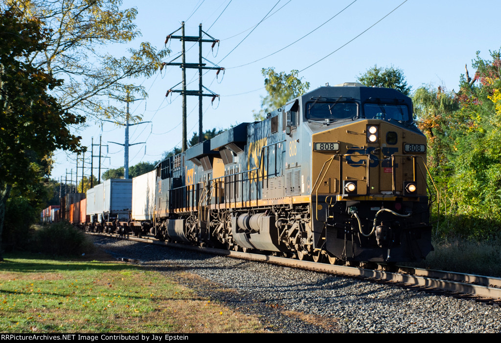 CSX 808 leads I007 north at CP-26